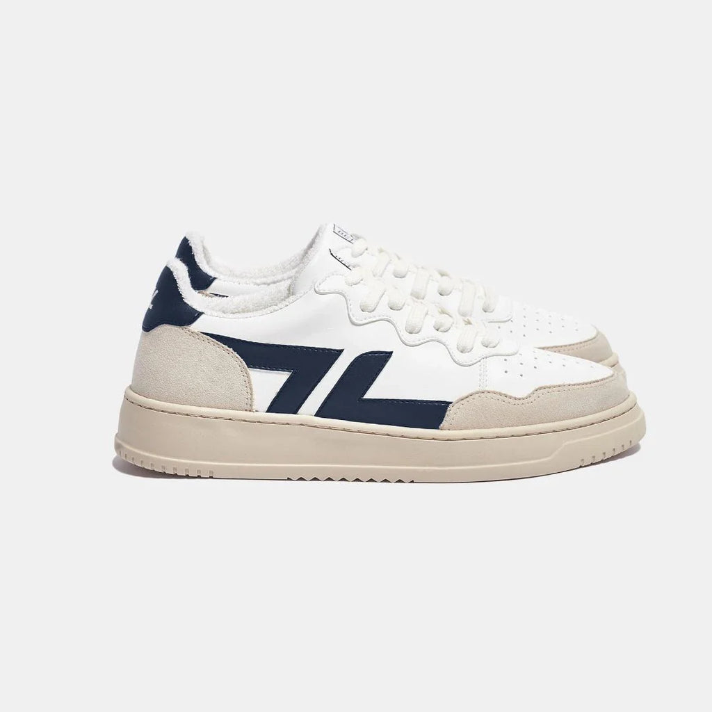 Zeta Marino B1 weiße Sneaker mit blauem Seitenstreifen, hellgrauen Front- und Sohlenstreifen und weißer Sohle, weiße Schnursenkel, seitliche Seitenansicht