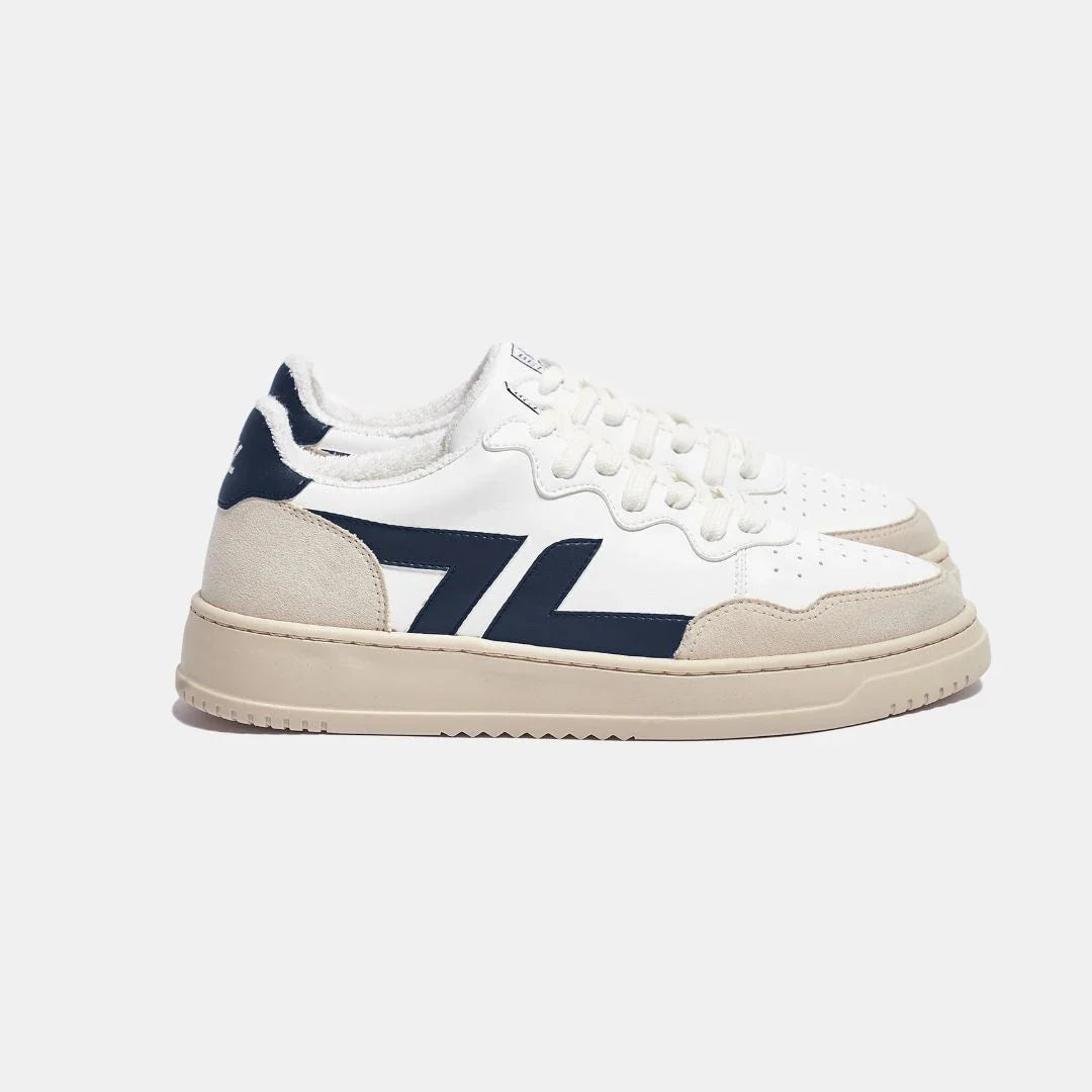Zeta Marino B1 weiße Sneaker mit blauem Seitenstreifen, hellgrauen Front- und Sohlenstreifen und weißer Sohle, weiße Schnursenkel, seitliche Seitenansicht