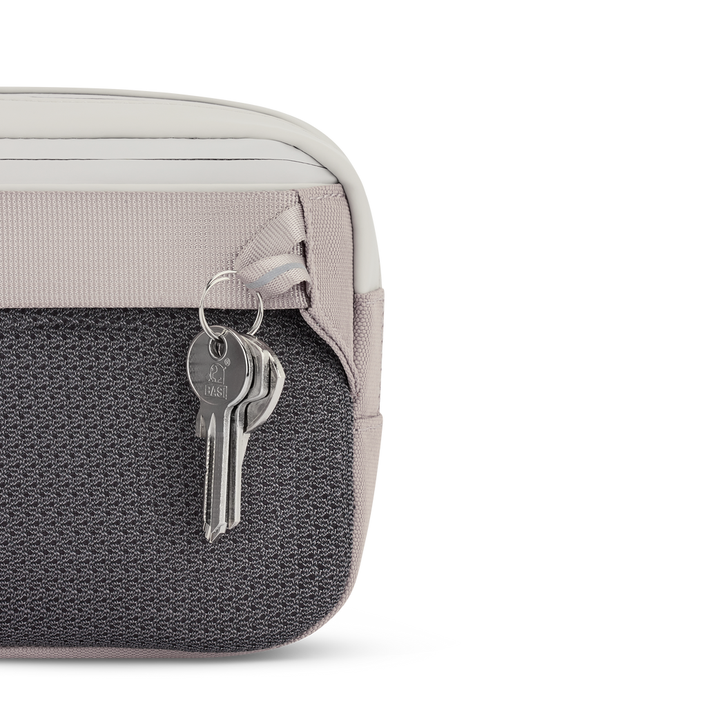 Kapten & Son Bergen Pro Crossbody Muted Clay Umhängetasche Rückansicht Schlüssel