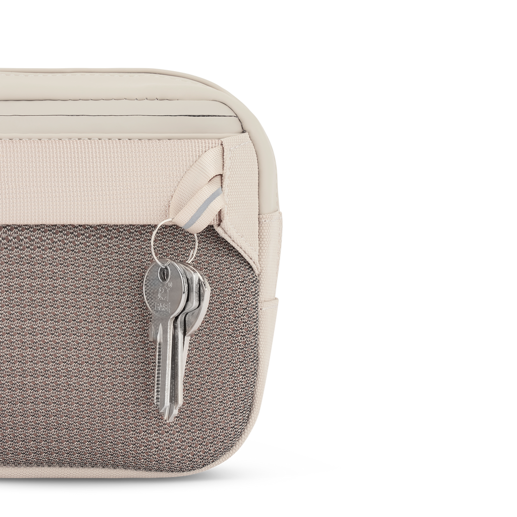 Kapten & Son Bergen Pro Crossbody Sandstone Umhängetasche Rückansicht Schlüssel
