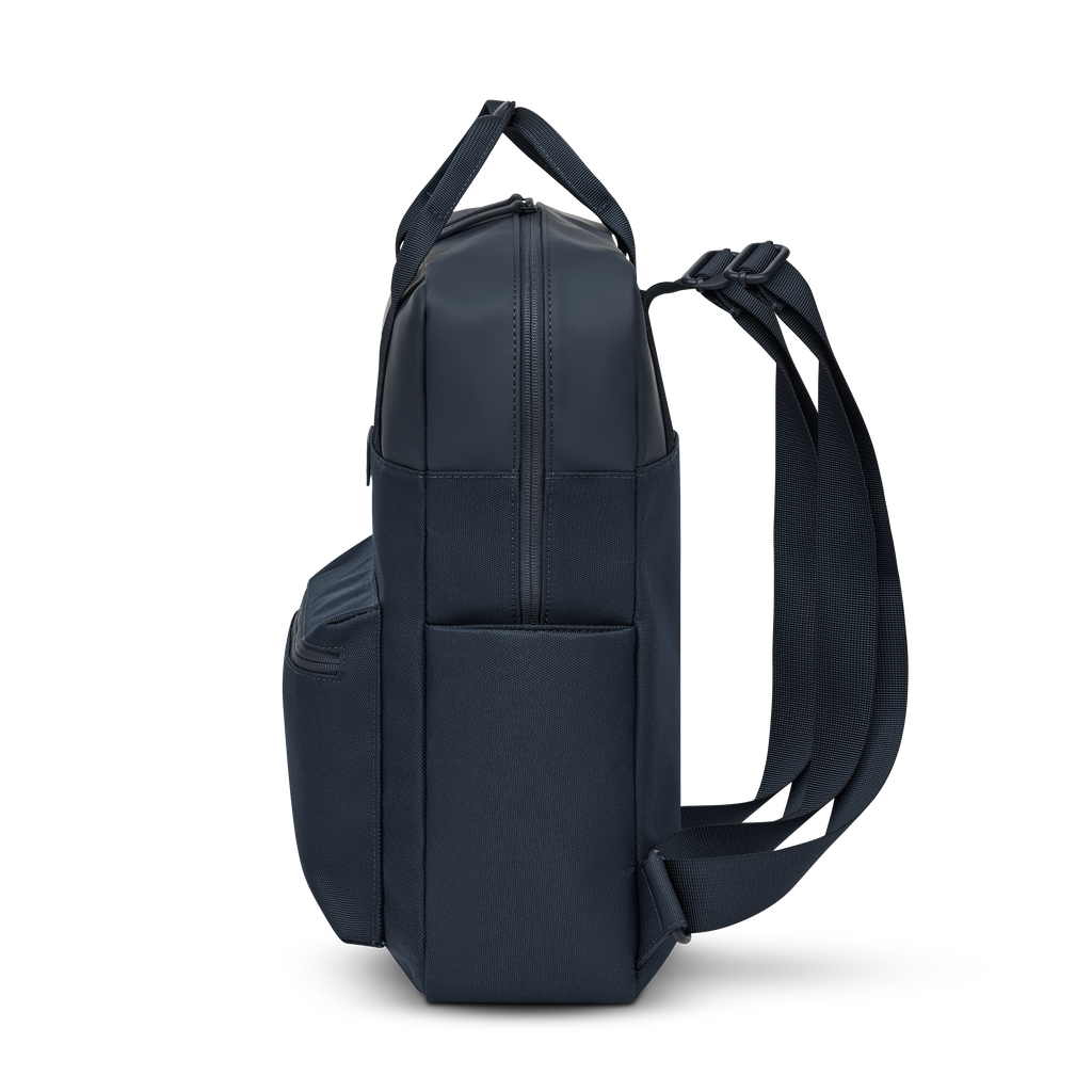 Sac à dos Kapten & Son Bergen Navy Blue, vue de profil, 15 L, résistant à l’eau, compartiment pour ordinateur 14", bleu marine