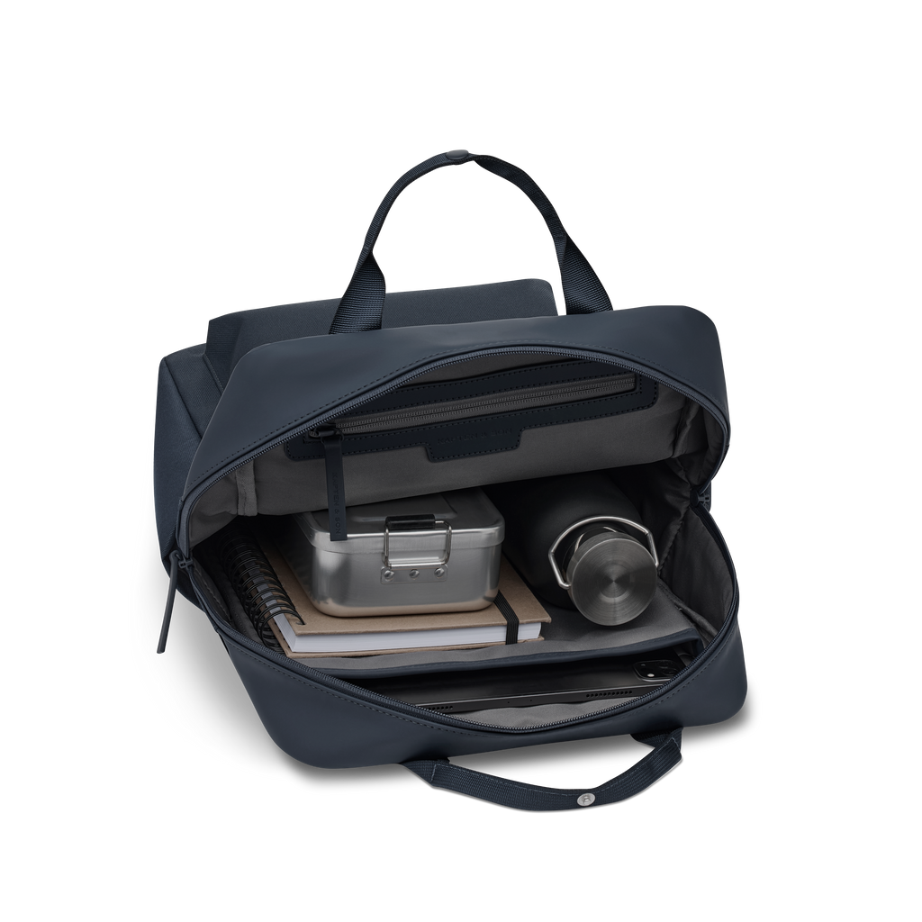 Sac à dos Kapten & Son Bergen Navy Blue, vue du compartiment intérieur, 15 L, résistant à l’eau, compartiment pour ordinateur 14", bleu marine, intérieur gris