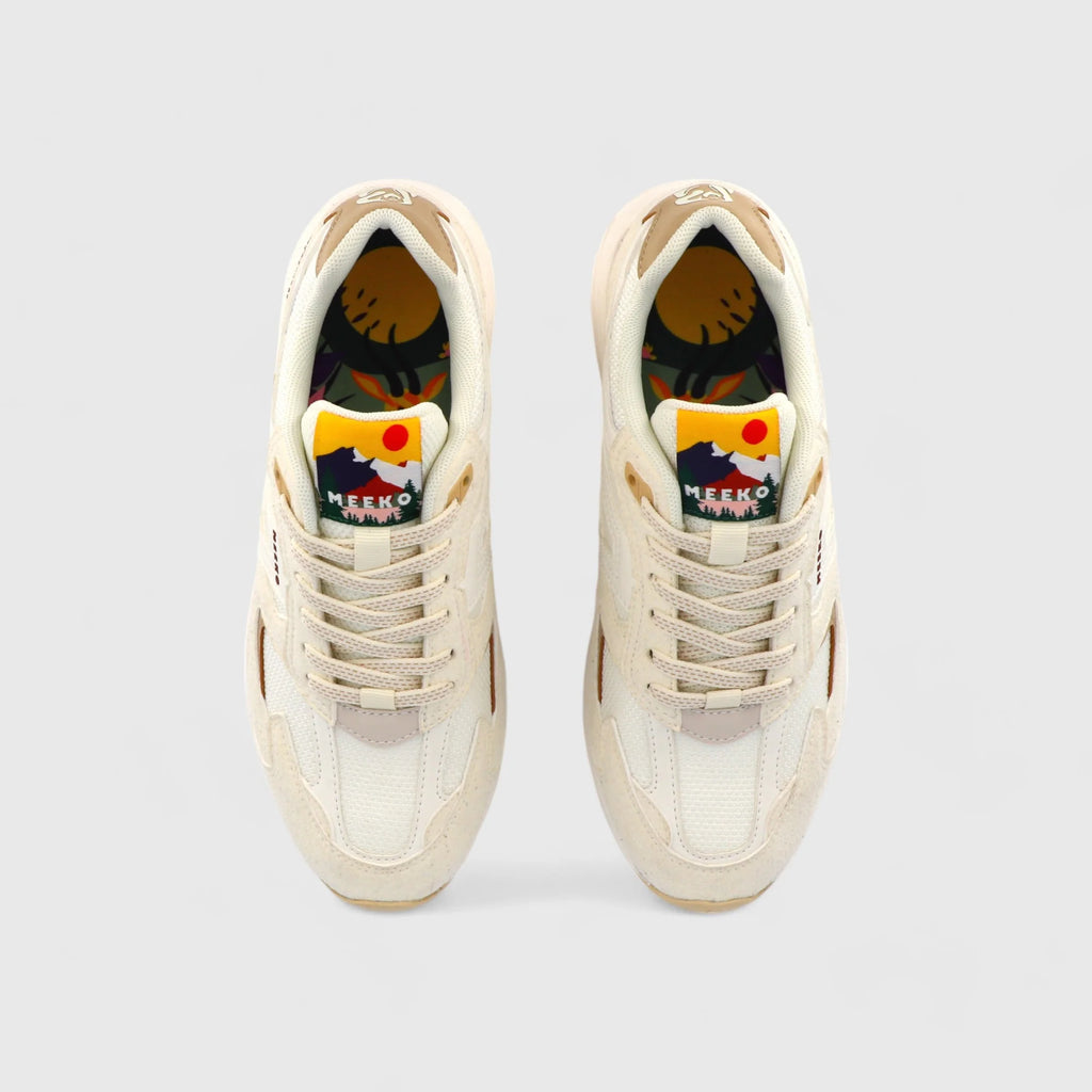Cremefarbener Sneaker „Capra“ von Meeko mit weiß-hellbrauner Sohle in Ansicht von oben, Model aus Emily in Paris