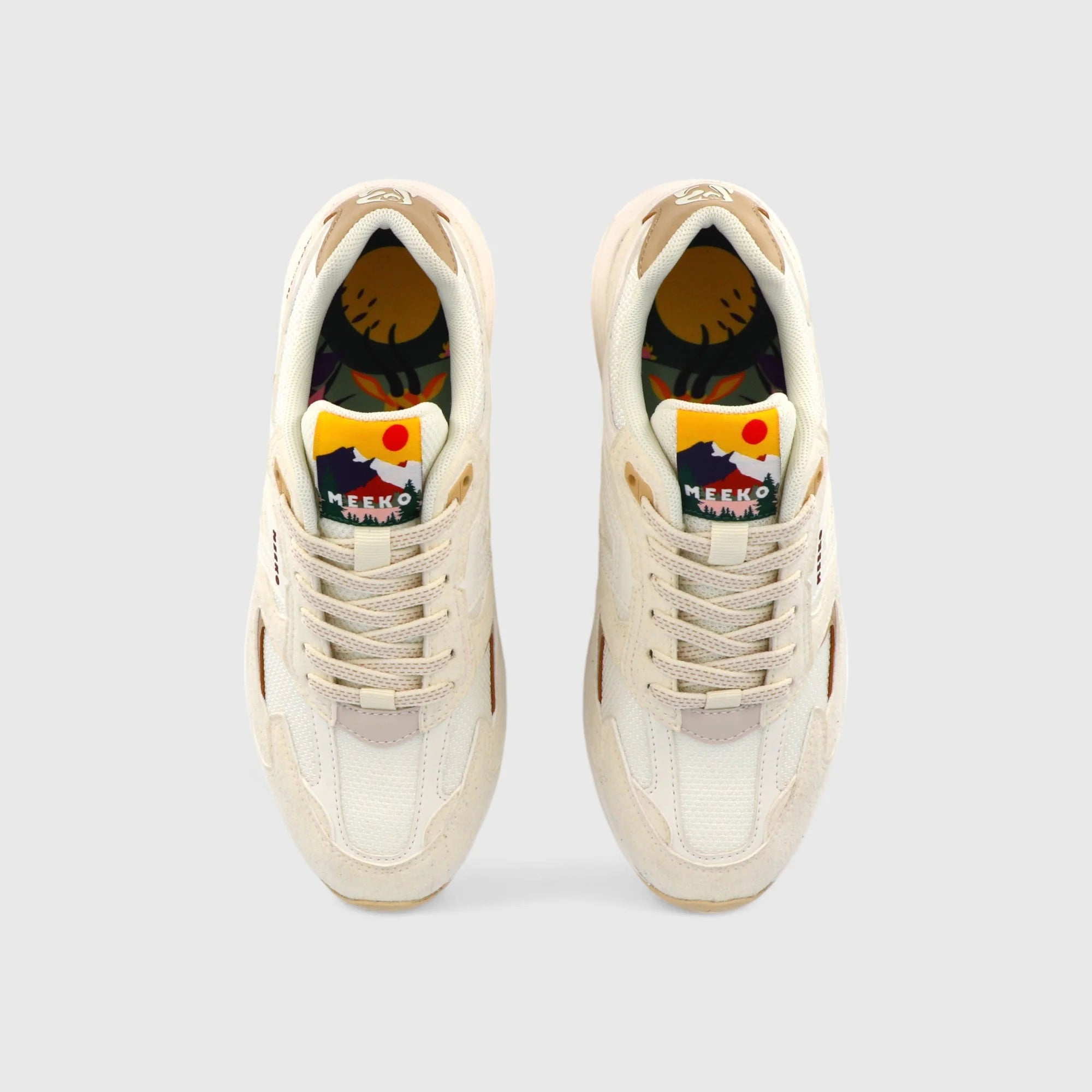 Cremefarbener Sneaker „Capra“ von Meeko mit weiß-hellbrauner Sohle in Ansicht von oben, Model aus Emily in Paris