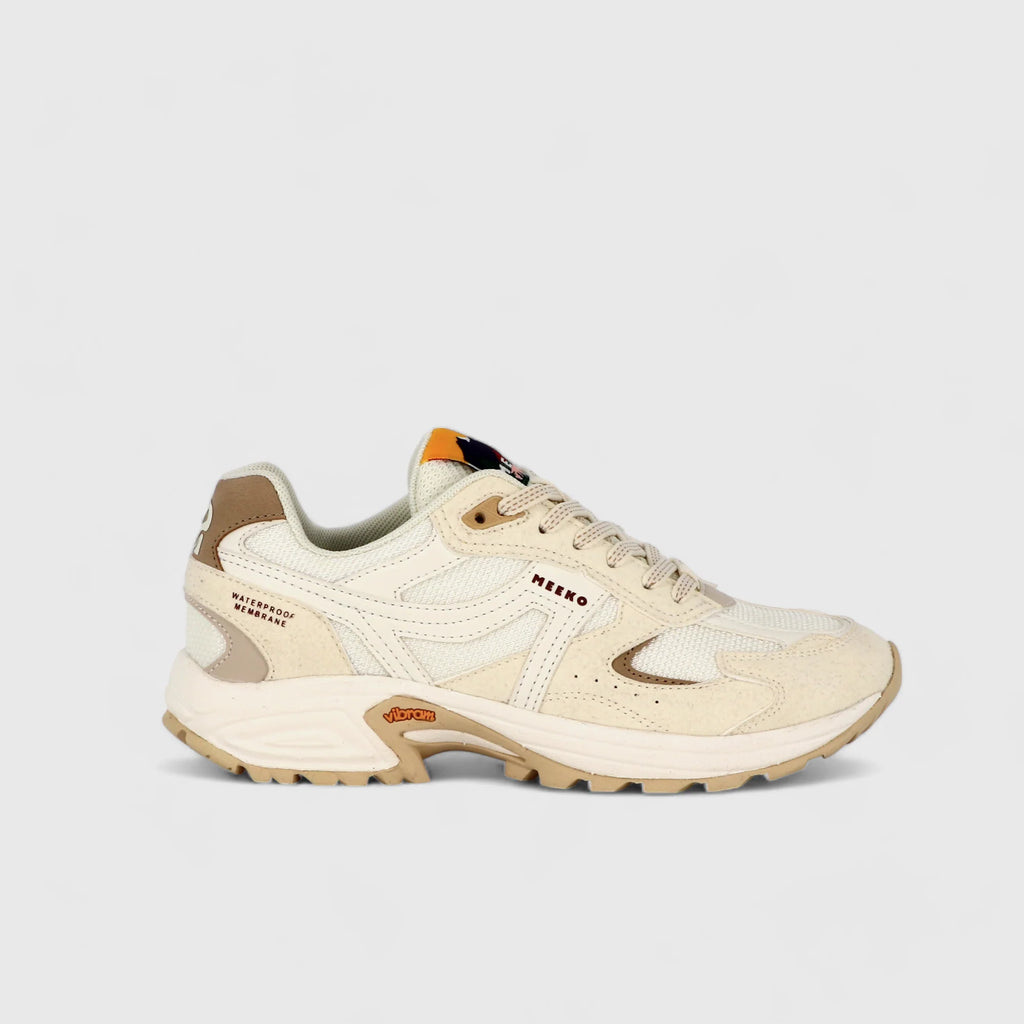 Cremefarbener Sneaker „Capra“ von Meeko mit weiß-hellbrauner Sohle in Seitenansicht, Model aus Emily in Paris