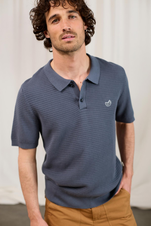 Polo en maille courte Coetivy avec boutons de TwoThirds en gris pour hommes, vue de face sur le mannequin