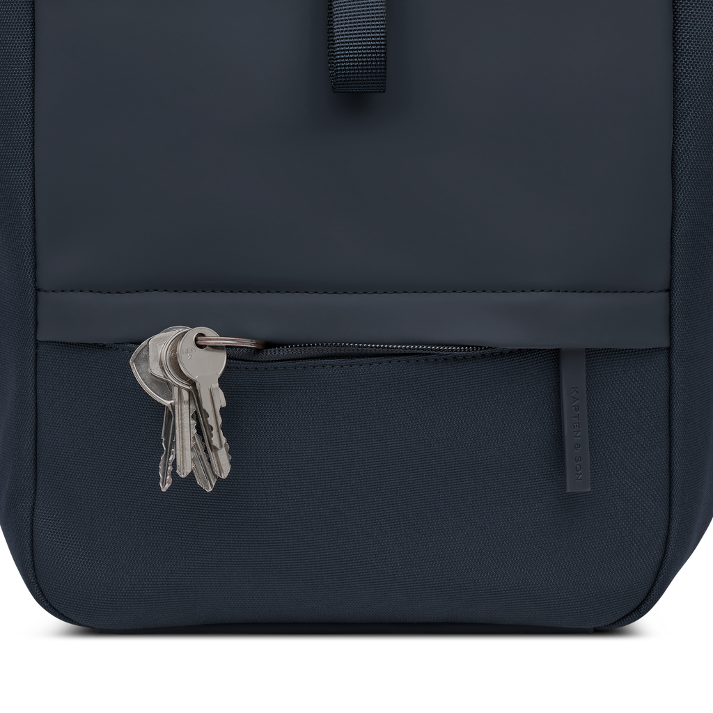 Sac à dos Kapten & Son Fyn Navy Blue, vue de dos, 13 L, résistant à l’eau, compartiments pour ordinateur 15,6", gris intérieur, poche antivol/clé, bleu marine