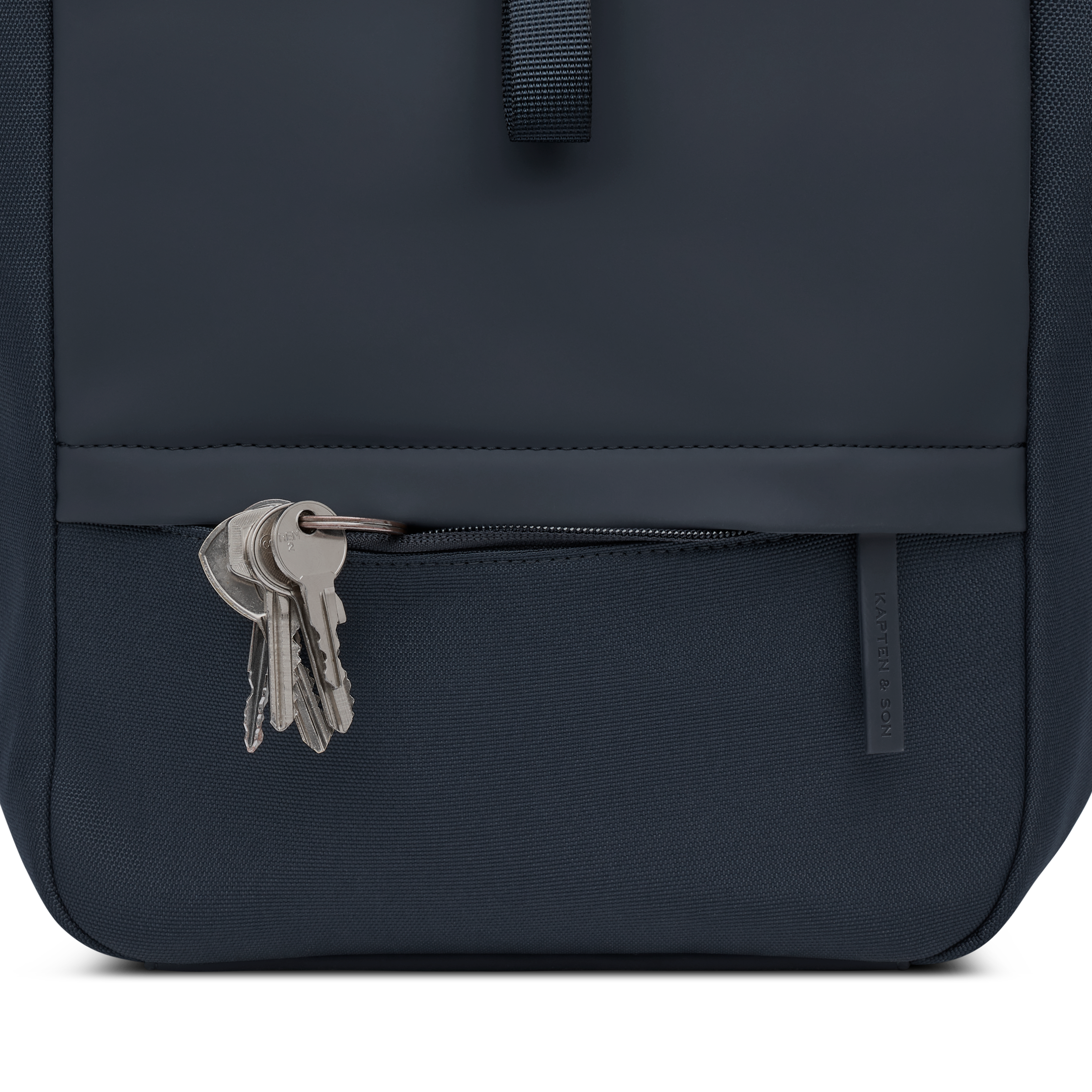 Sac à dos Kapten & Son Fyn Navy Blue, vue de dos, 13 L, résistant à l’eau, compartiments pour ordinateur 15,6", gris intérieur, poche antivol/clé, bleu marine