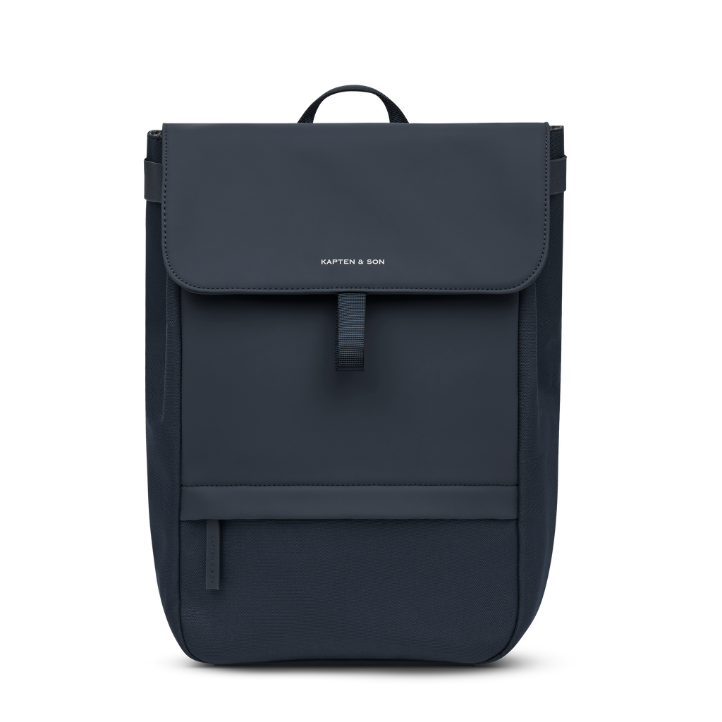 Sac à dos Kapten & Son Fyn Navy Blue, vue de face, 13 L, résistant à l’eau, compartiments pour ordinateur 15,6", gris intérieur, fermeture à scratch, bleu marine
