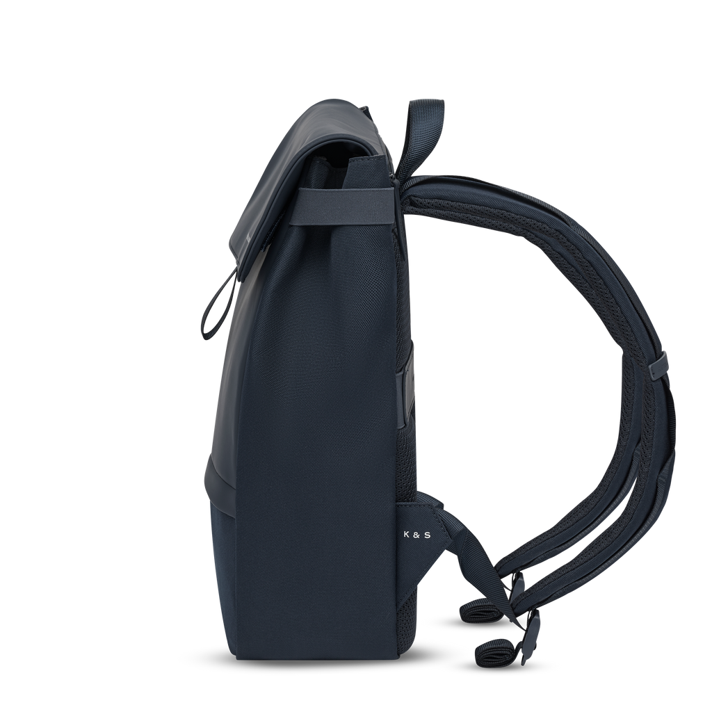 Sac à dos Kapten & Son Fyn Navy Blue, vue de profil, 13 L, résistant à l’eau, compartiments pour ordinateur 15,6", gris intérieur, bleu marine
