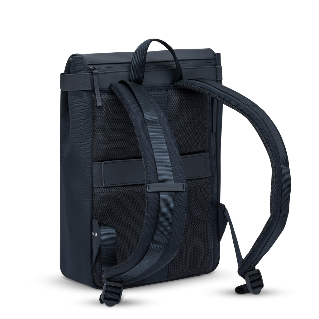 Sac à dos Kapten & Son Fyn Navy Blue, vue de dos, 13 L, résistant à l’eau, compartiments pour ordinateur 15,6", gris intérieur, bleu marine