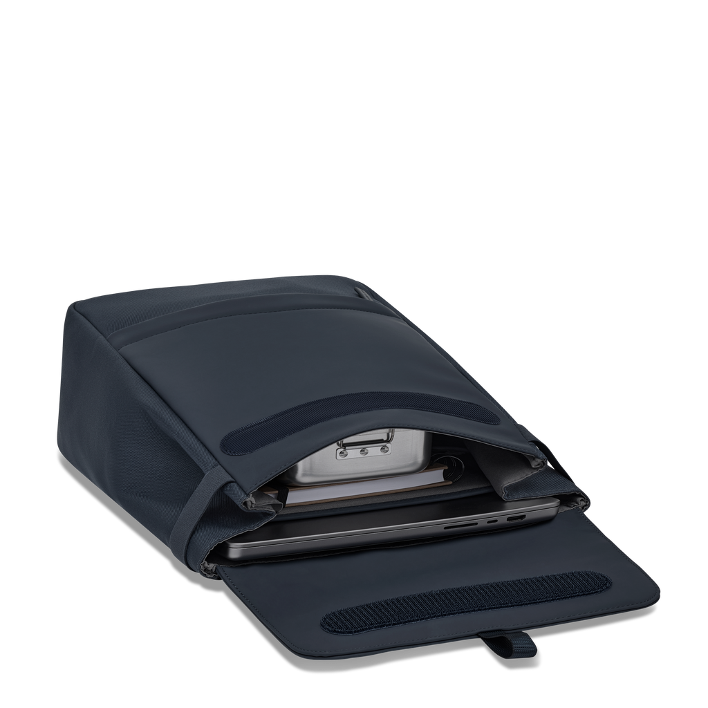 Sac à dos Kapten & Son Fyn Navy Blue, vue du compartiment intérieur, 13 L, résistant à l’eau, compartiments pour ordinateur 15,6", gris intérieur, bleu marine, poche antivol, fixation pour valise