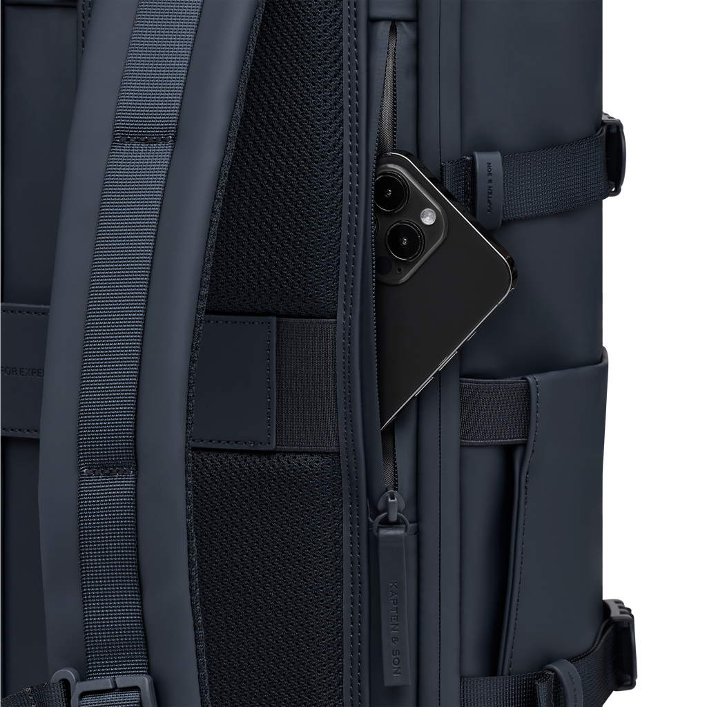 Sac à dos Helsinki Pro de Kapten & Son en couleur Navy Blue, vue détaillée de la poche antivol
