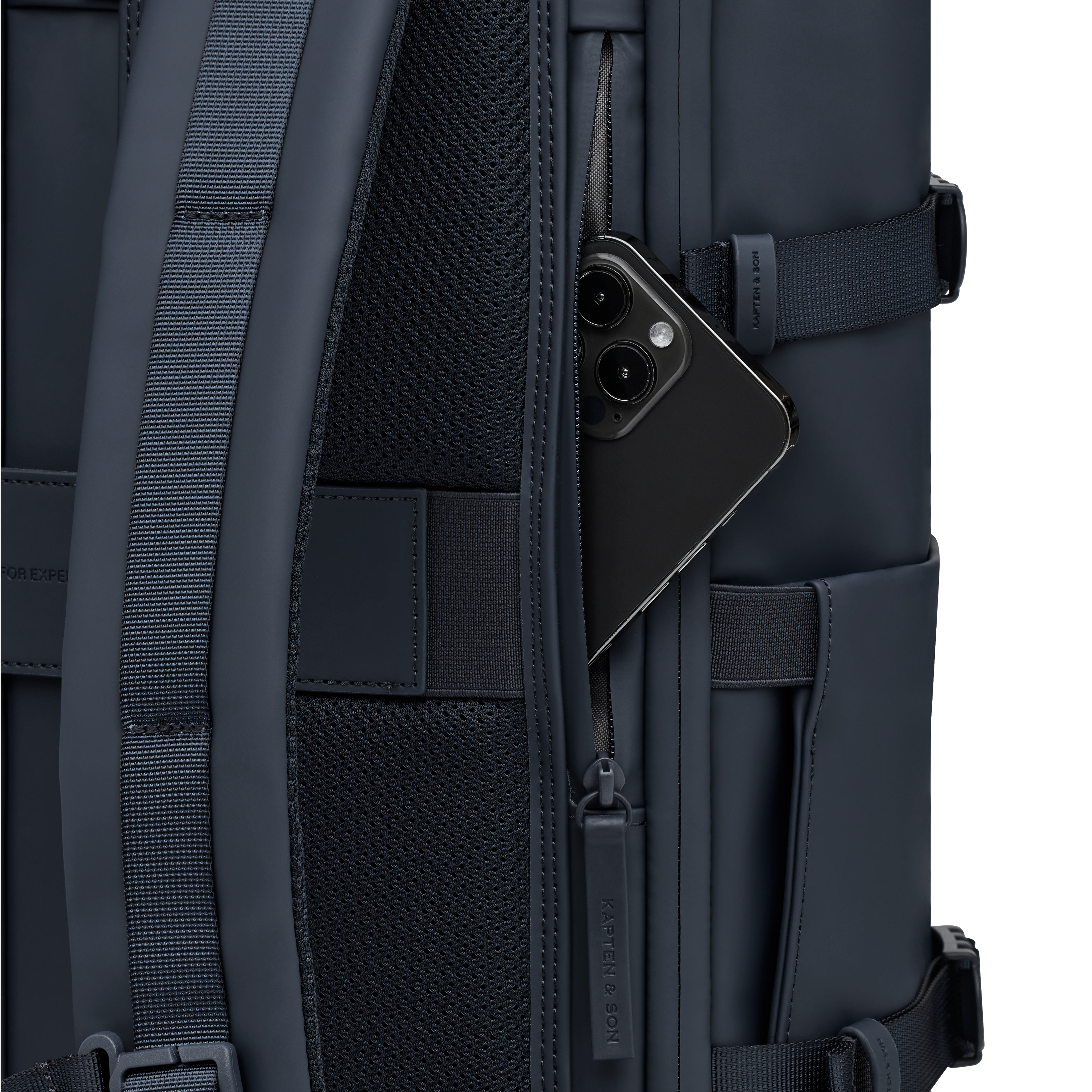 Sac à dos Helsinki Pro de Kapten & Son en couleur Navy Blue, vue détaillée de la poche antivol