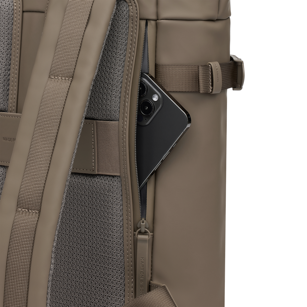 Sac à dos Helsinki de Kapten & Son en couleur Walnut, vue détaillée de la poche antivol