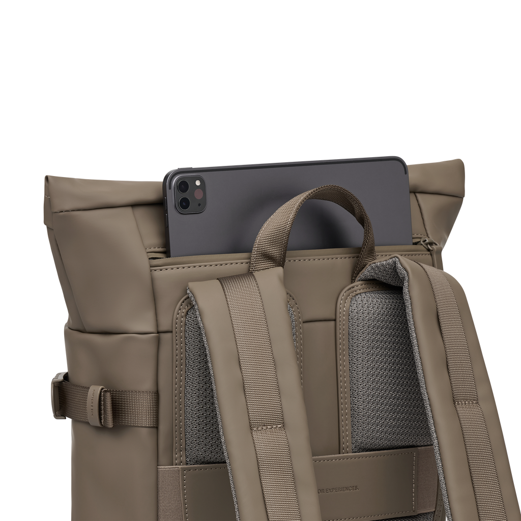Sac à dos Helsinki de Kapten & Son en couleur Walnut, vue détaillée de la poche pour ordinateur portable