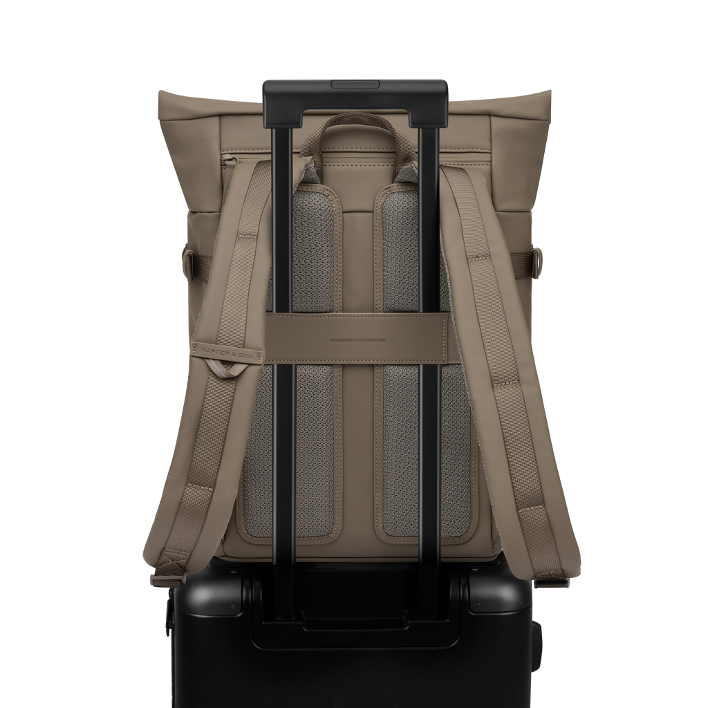 Sac à dos Helsinki de Kapten & Son en couleur Walnut avec fixation pour valise