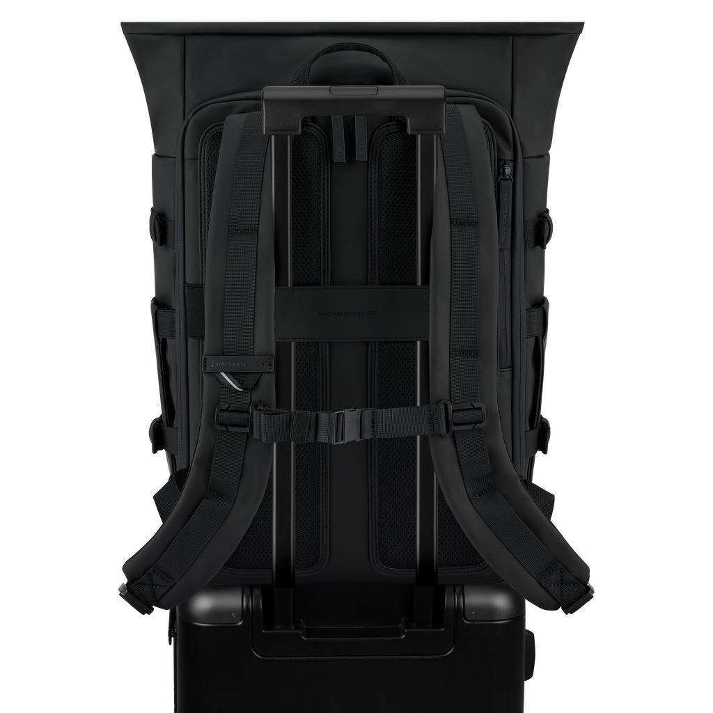 Kapten & Son Helsinki Pro All Black Rucksack Kofferbefestigung