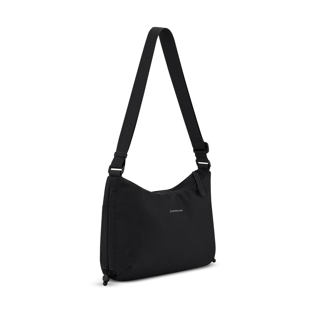 Kapten & Son Skara Small Black Umhängetasche Seitenansicht