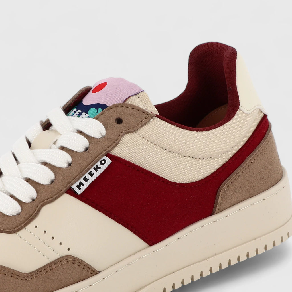 Damen-Sneaker in Weiß mit rhabarberfarbenen und braunen Akzenten sowie weißer Sohle, Detailansicht