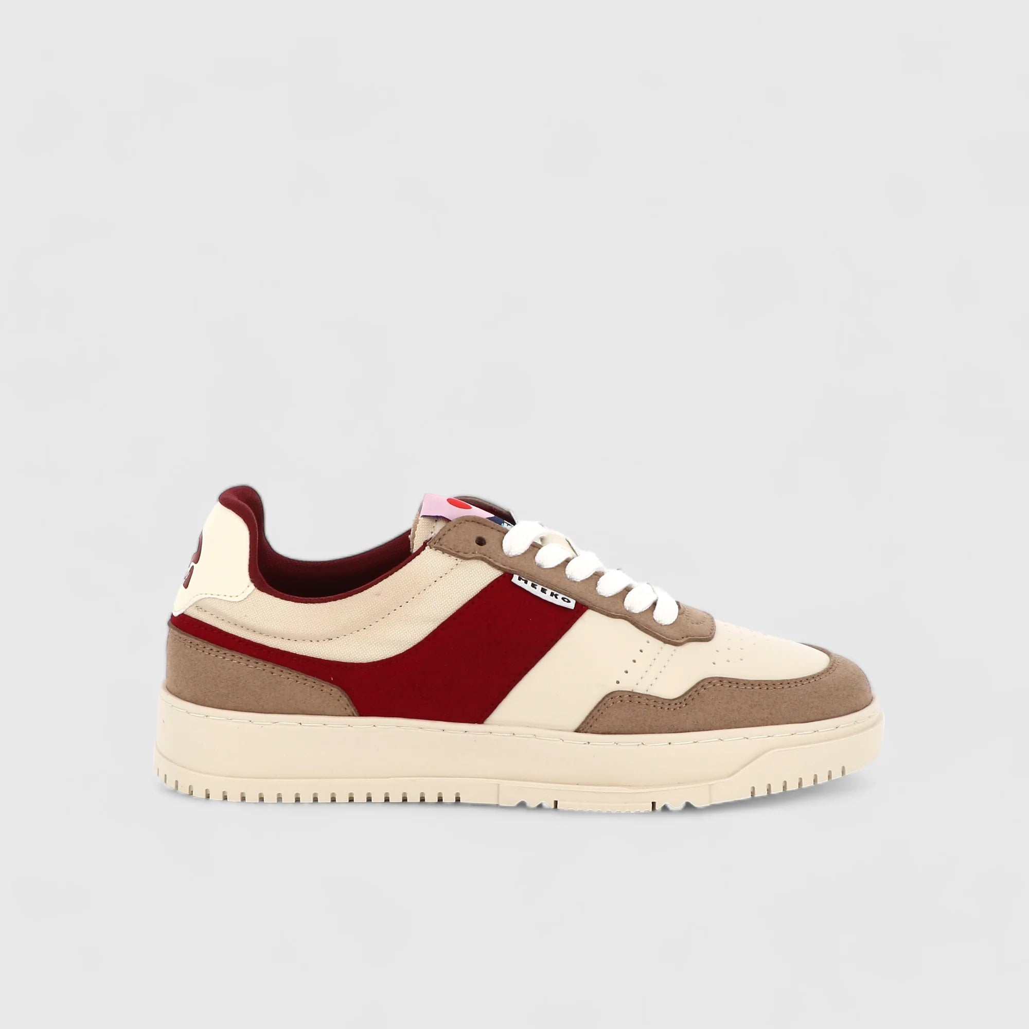 Damensneaker in Weiß mit rhabarberfarbenen und braunen Akzenten sowie weißer Sohle, seitliche Ansicht