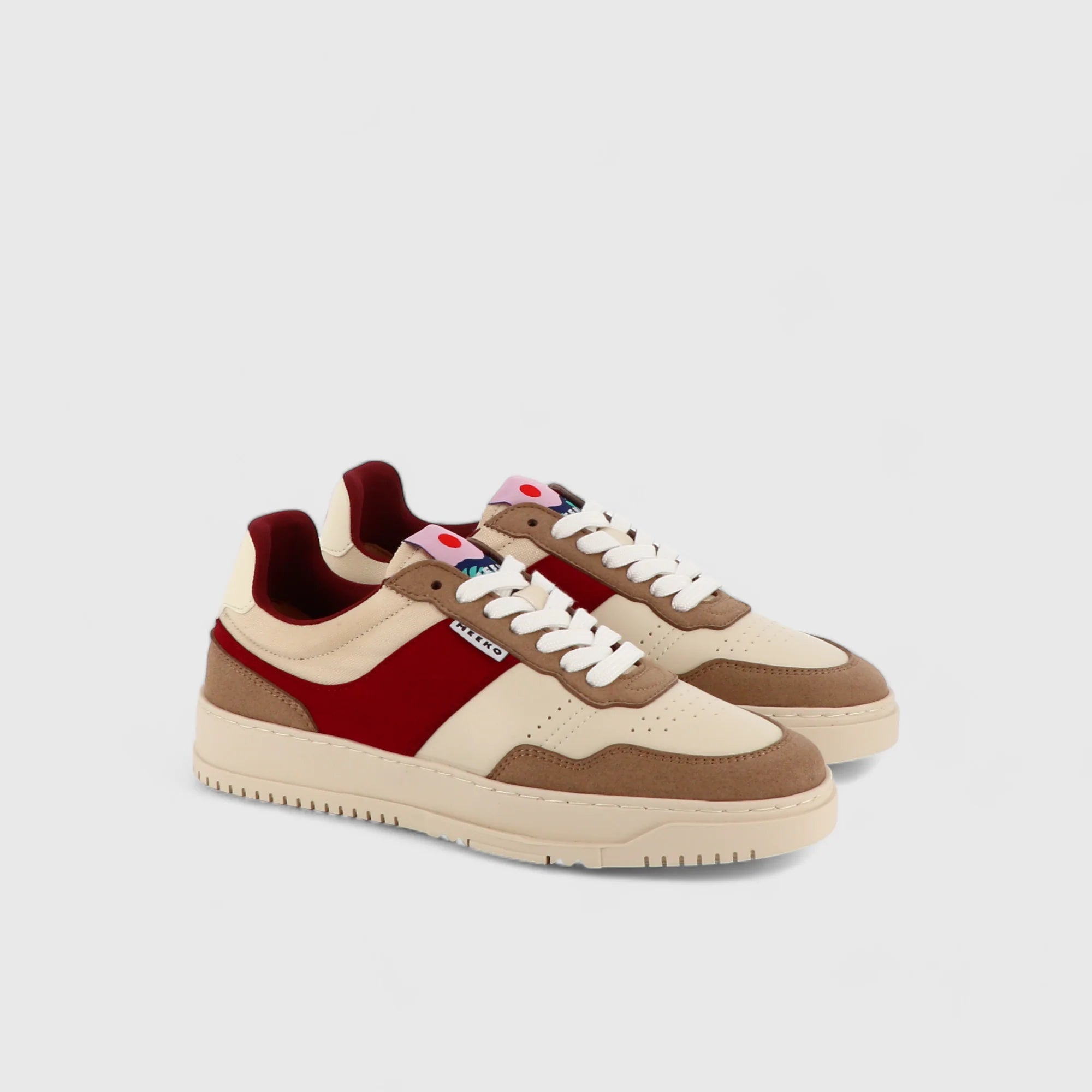 Sneaker für Damen in Weiß mit rhabarberfarbenen und braunen Akzenten sowie weißer Sohle, Seitenansicht