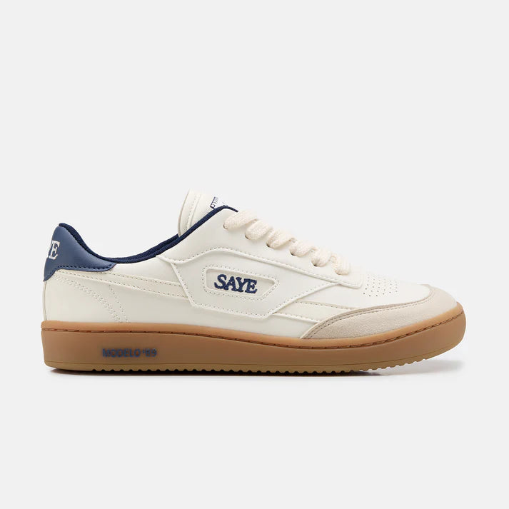Weißer Barefoot Sneaker von Saye mit brauner Sohle und weißen Schnürsenkeln, an der Ferse mit blauen Akzenten, seitlich Markenname Saye in blau, Seitenansicht