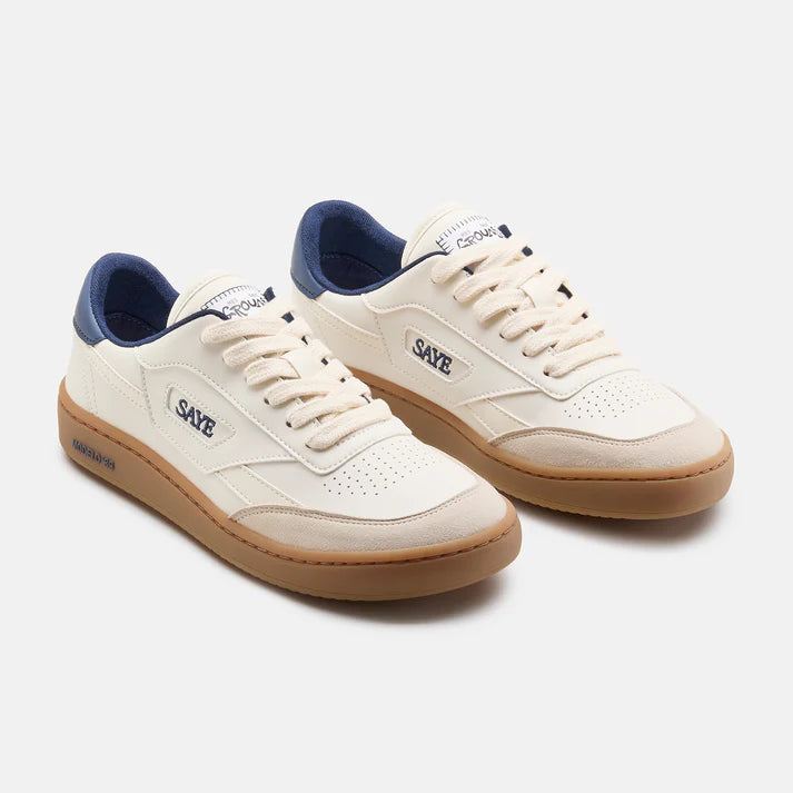 Weißer Barefoot Sneaker von Saye mit brauner Sohle und weißen Schnürsenkeln, an der Ferse mit blauen Akzenten, seitlich Markenname Saye in blau, Seitenansicht
