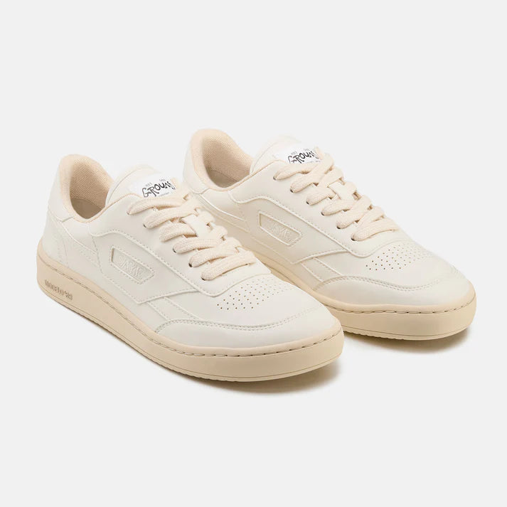 Weißer Barefoot Sneaker von Saye mit heller Sohle und weißen Schnürsenkeln, Seitenansicht