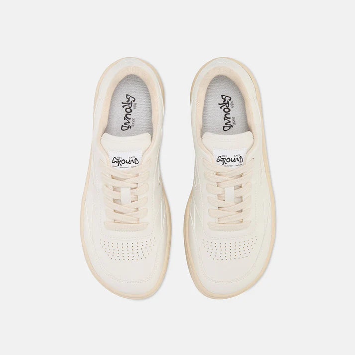 Weißer Barefoot Sneaker von Saye mit heller Sohle und weißen Schnürsenkeln, Ansicht von oben