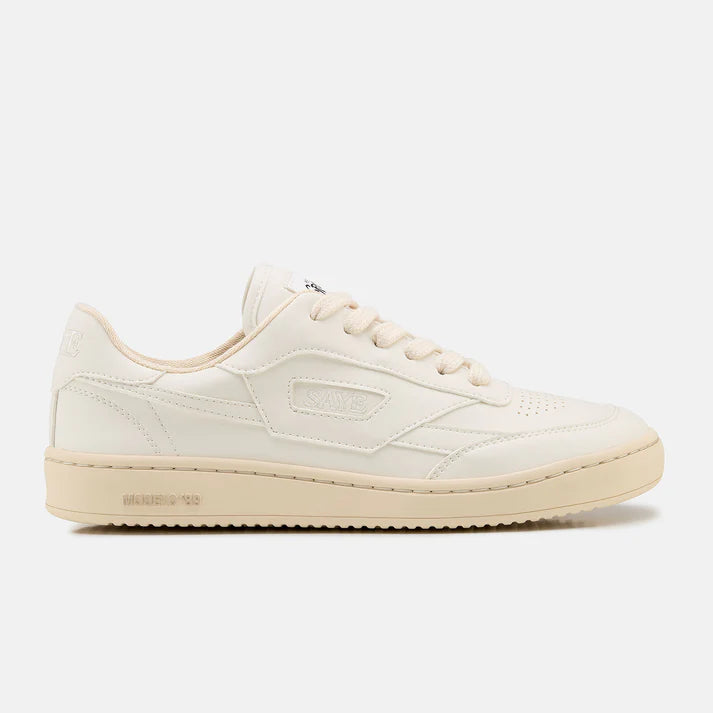 Weißer Sneaker von Saye und heller Sohle und weißen Schnürsenkeln, Seitenansicht