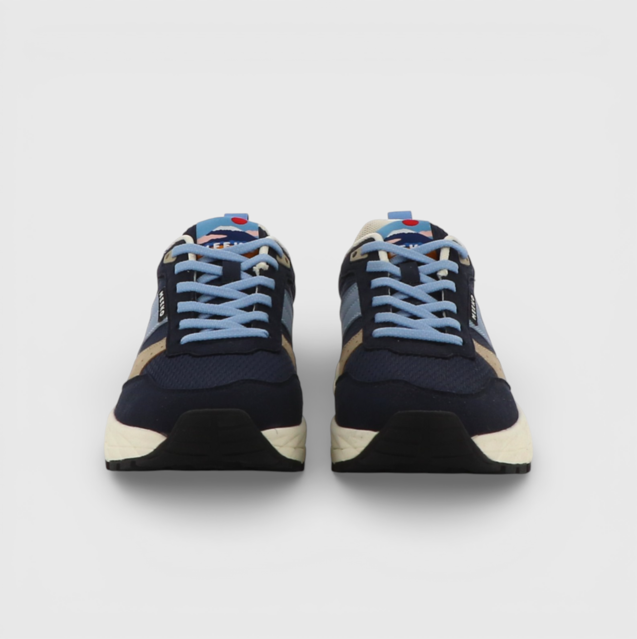 Blauer Sneaker von Meeko mit hellblauem und sandfarbenem Streifen an der Seite, hellblaue Schnürsenkel, Frontansicht