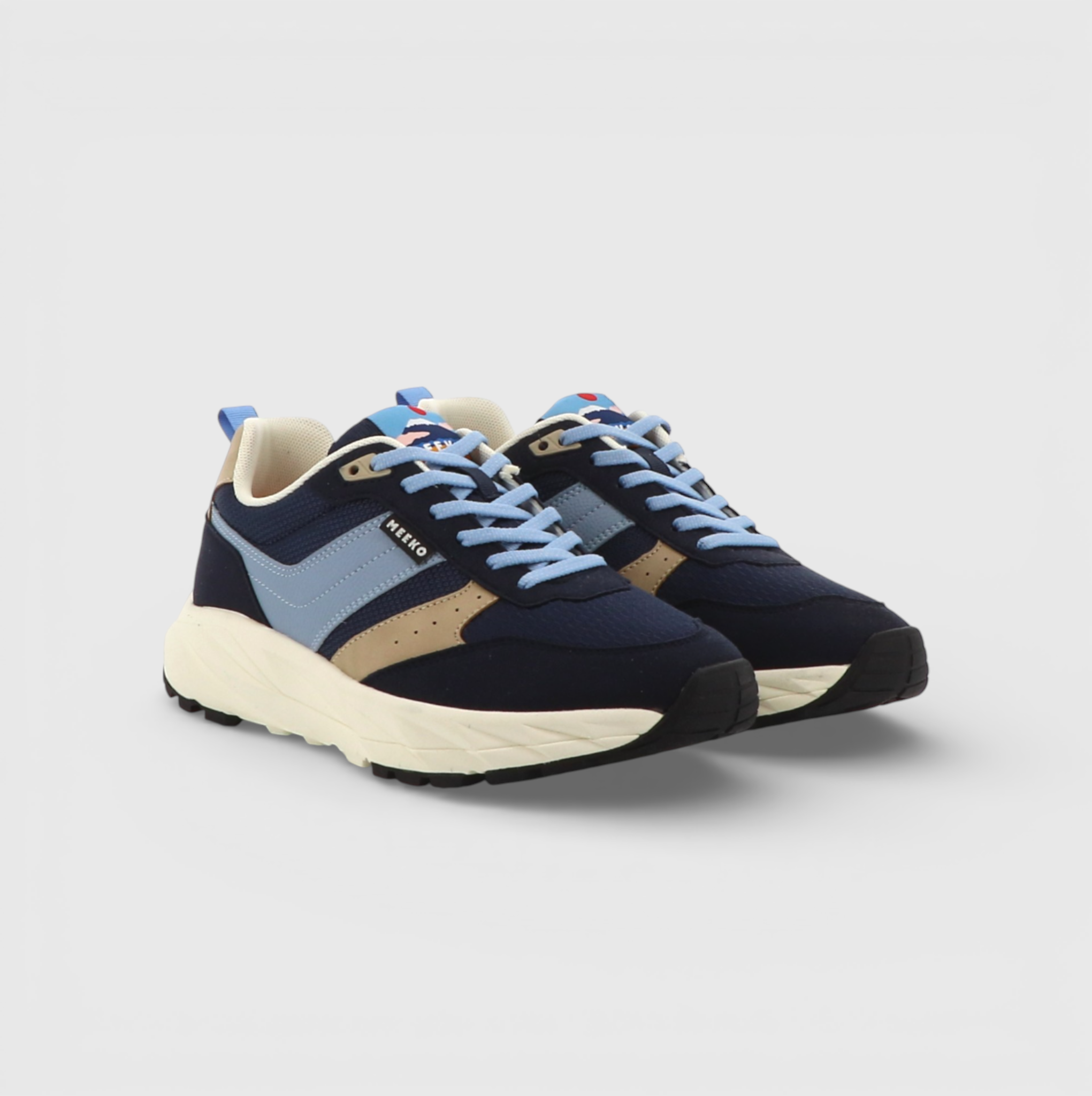 Blauer Sneaker von Meeko mit hellblauem und sandfarbenem Streifen an der Seite, blaue Schnürsenkel, weiße Sohle, Seitenansicht