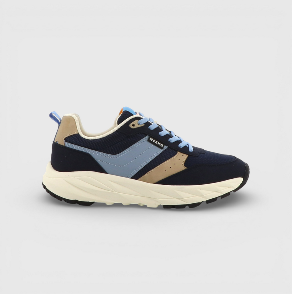 Blauer Sneaker von Meeko mit hellblauem und sandfarbenem Streifen an der Seite, weiße Sohle, Seitenansicht