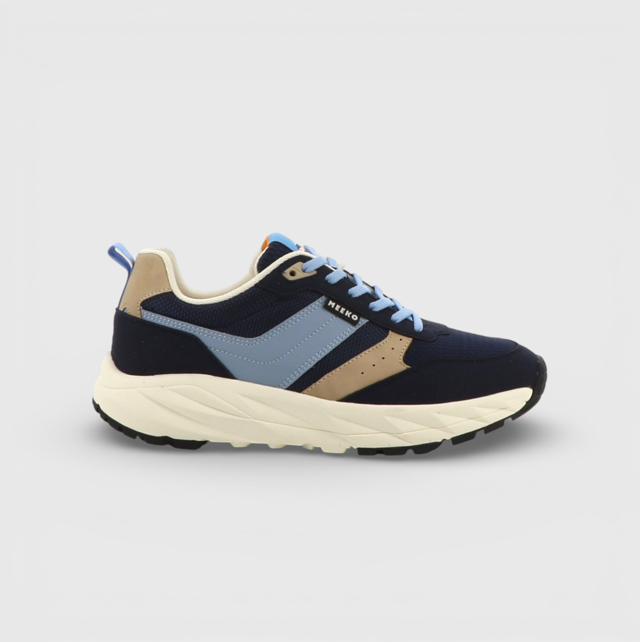Blauer Sneaker von Meeko mit hellblauem und sandfarbenem Streifen an der Seite, weiße Sohle, Seitenansicht