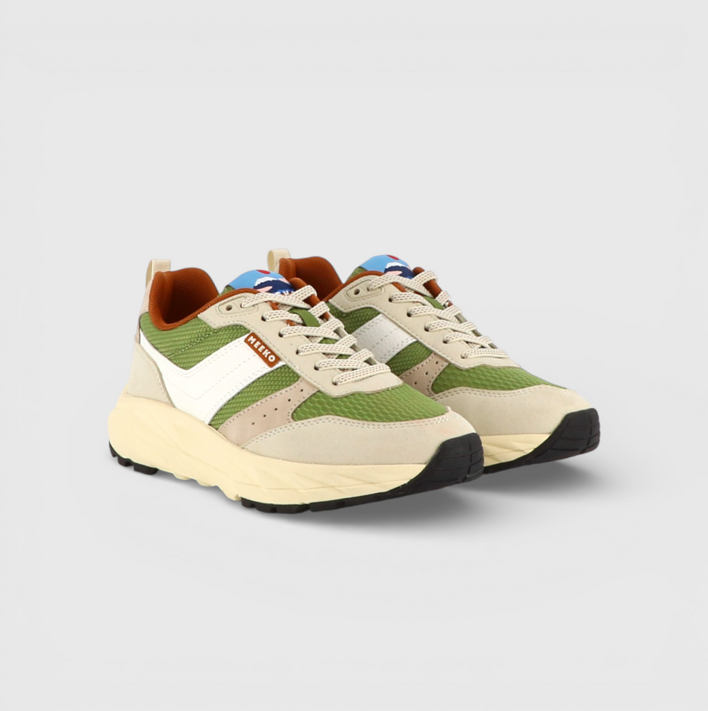 Heller Sneaker Pongo von Meeko in grün, beige und weiß an der Seiten mit weißer Sohle, Seitenansicht 