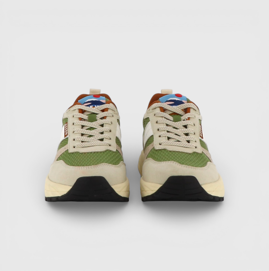 Heller Sneaker Pongo von Meeko in grün, beige und weiß an der Seiten mit weißer Sohle, Frontansicht 