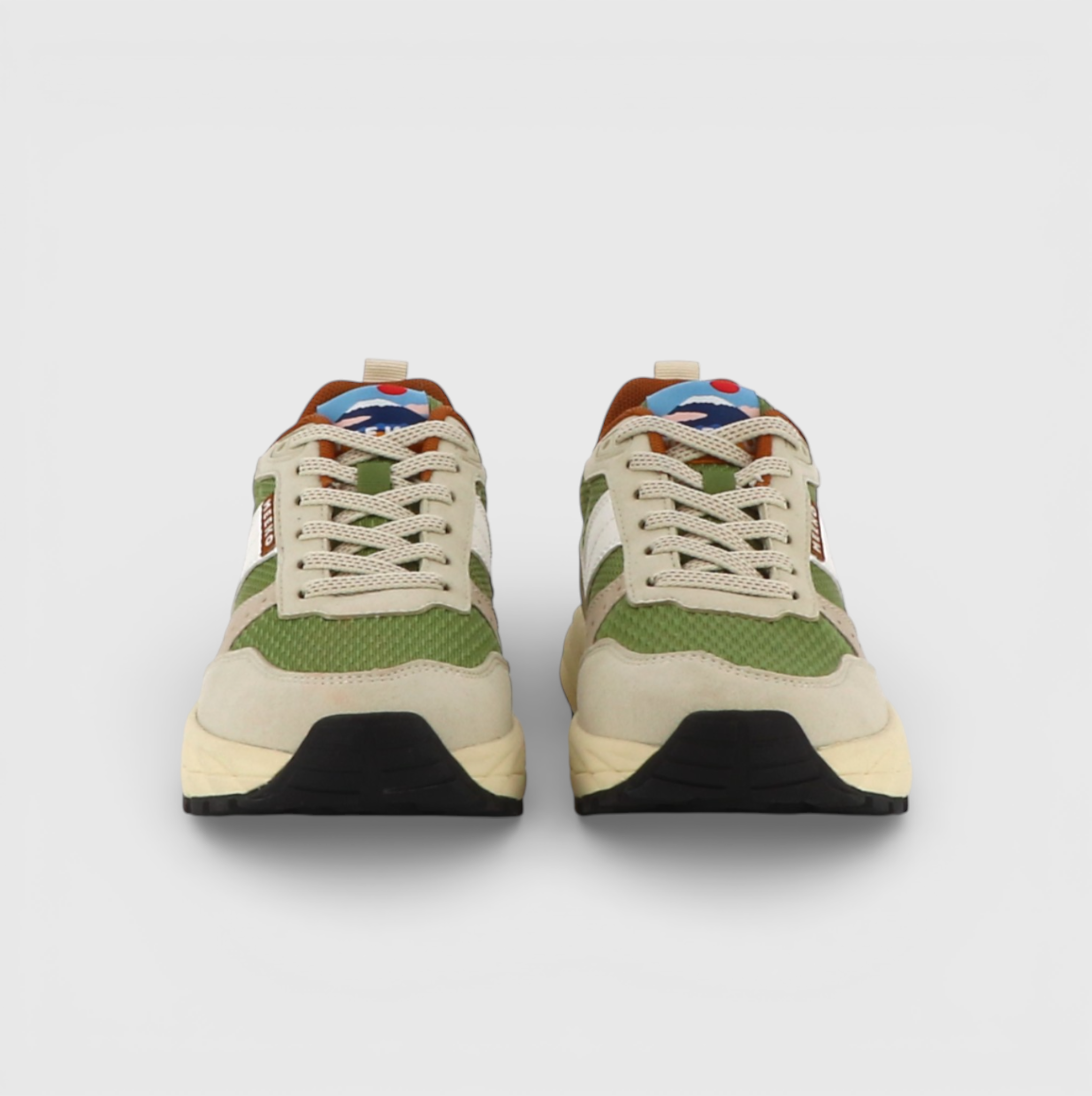 Heller Sneaker Pongo von Meeko in grün, beige und weiß an der Seiten mit weißer Sohle, Frontansicht 