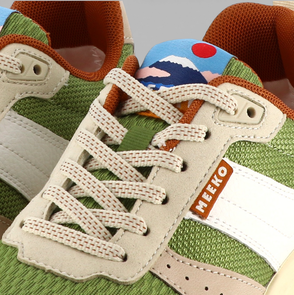 Heller Sneaker Pongo von Meeko in grün, beige und weiß an der Seiten , Detailansicht