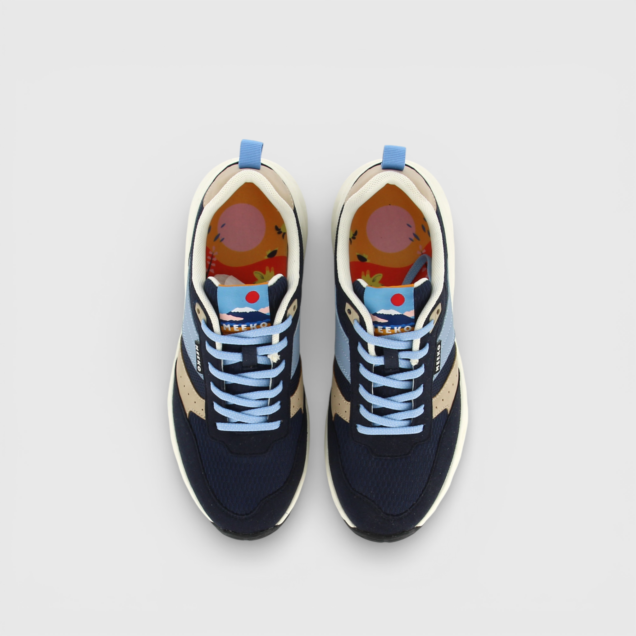 Blauer Sneaker von Meeko mit hellblauem und sandfarbenem Streifen an der Seite, Ansicht von oben