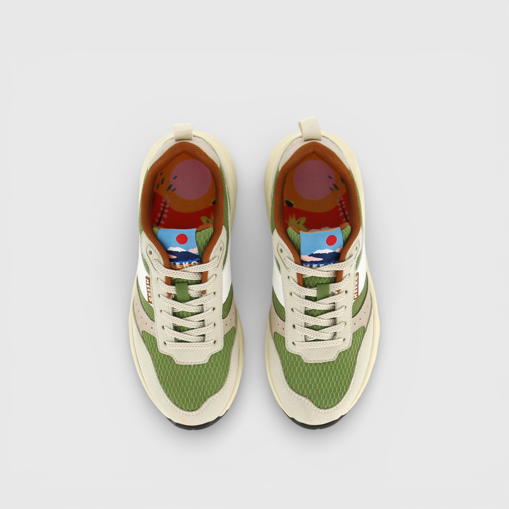 Heller Sneaker Pongo von Meeko in grün, beige und weiß an der Seiten mit weißer Sohle, Ansicht von oben