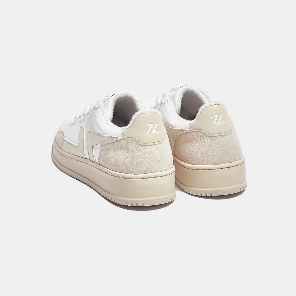 Zeta Beige B1 weiße Sneaker mit beigen Seitenstreifen, hellgrauen Front- und Sohlenstreifen und weißer Sohle, seitliche Rückansicht