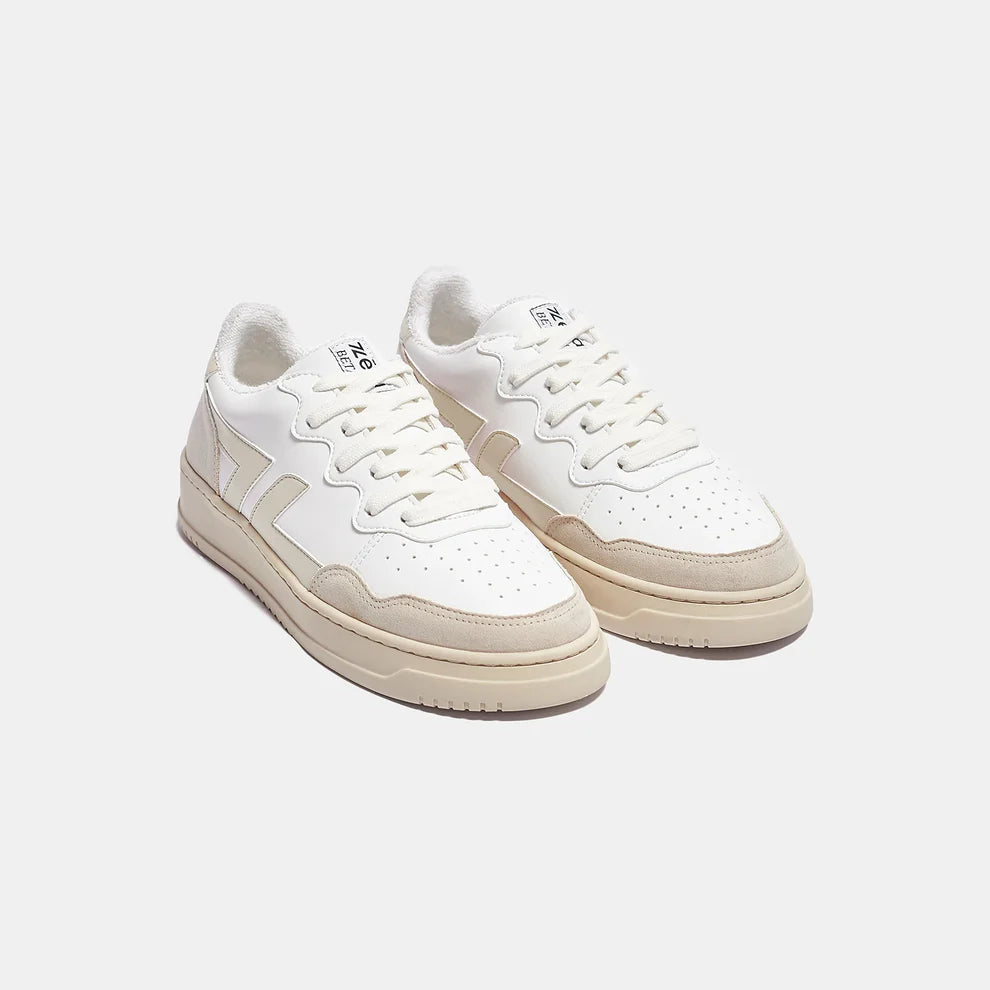 Zeta Beige B1 weiße Sneaker mit beigen Seitenstreifen, hellgrauen Front- und Sohlenstreifen und weißer Sohle, seitliche Frontansicht