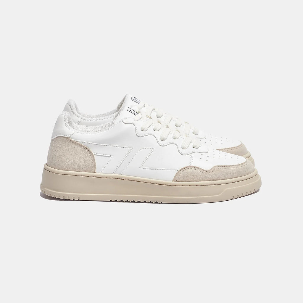Zeta Marino B1 weiße Sneaker mit weißen Seitenstreifen, hellgrauen Front- und Sohlenstreifen und weißer Sohle, seitliche Seitenansicht