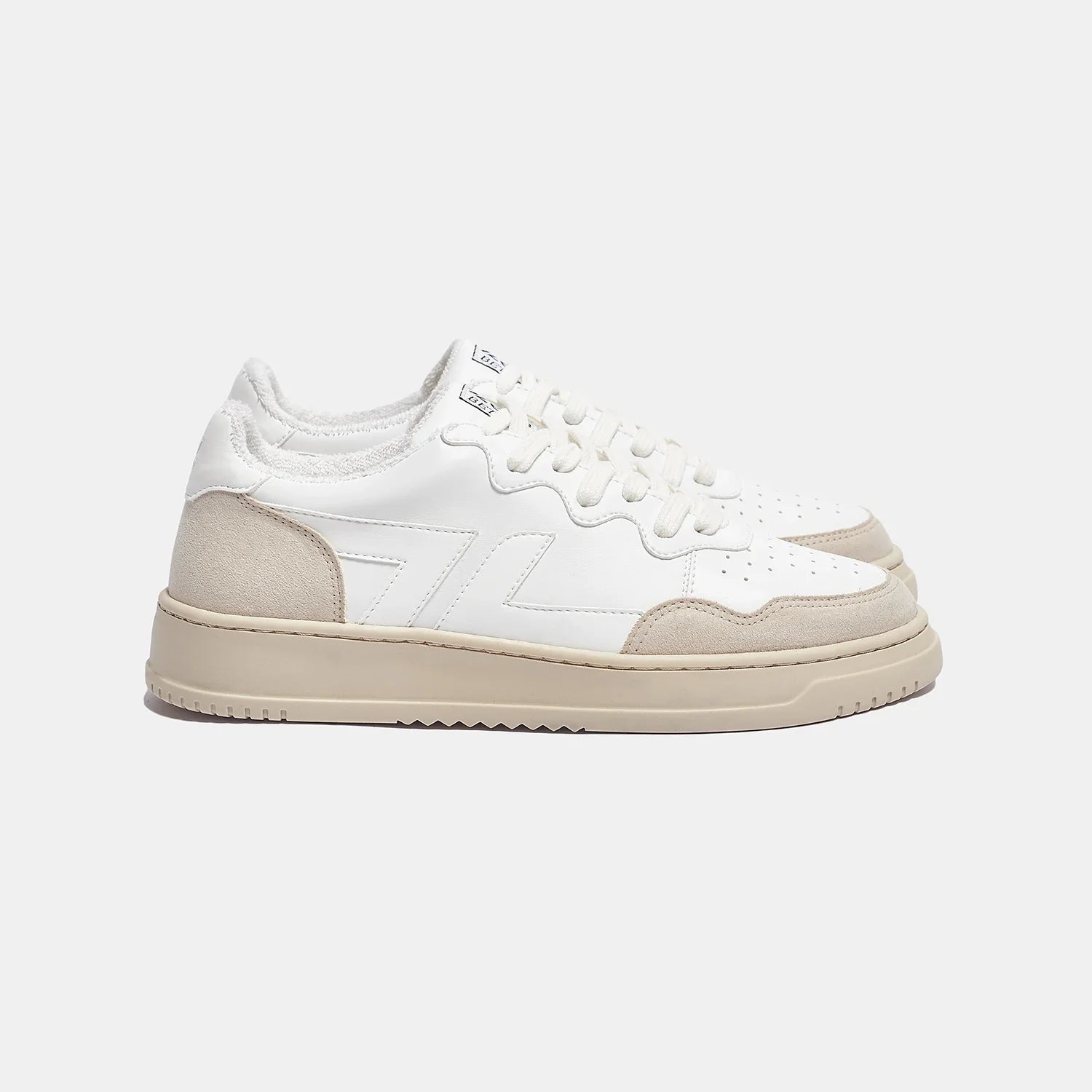 Zeta Marino B1 weiße Sneaker mit weißen Seitenstreifen, hellgrauen Front- und Sohlenstreifen und weißer Sohle, seitliche Seitenansicht