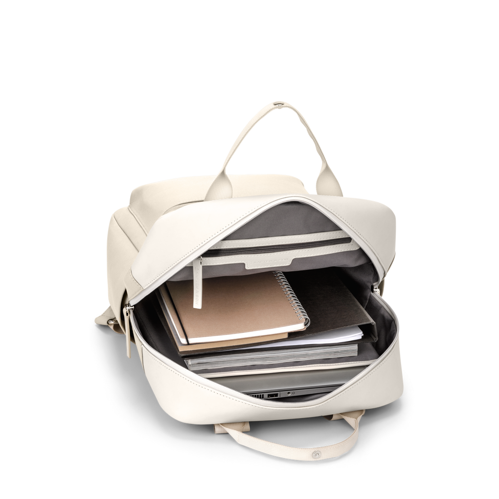 Sac à dos Kapten & Son Bergen Sandstone, vue du compartiment intérieur, 15 L, résistant à l’eau, compartiment pour ordinateur 14", beige clair, intérieur gris