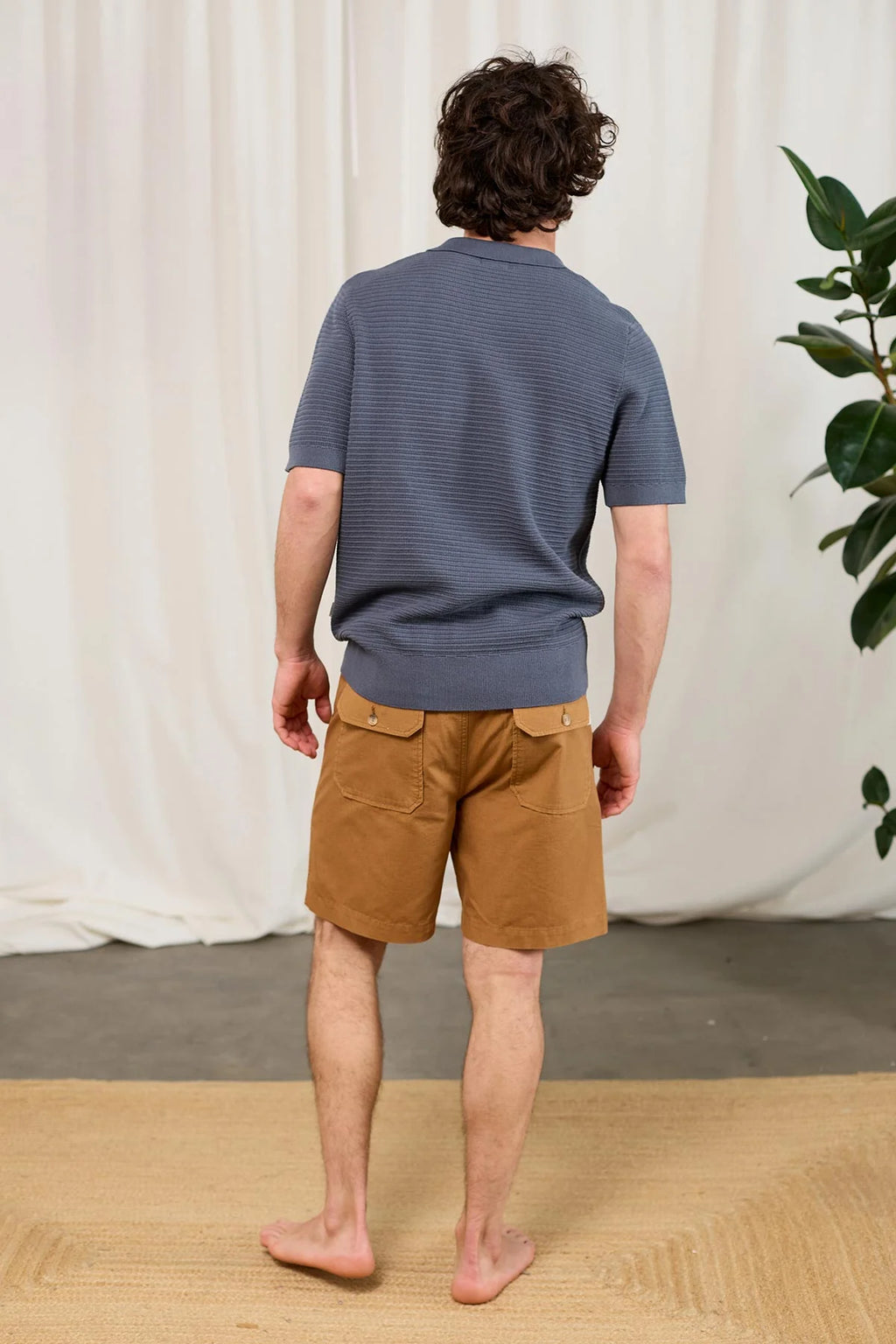 Polo en maille courte Coetivy de TwoThirds en gris pour hommes, vue de dos sur le mannequin