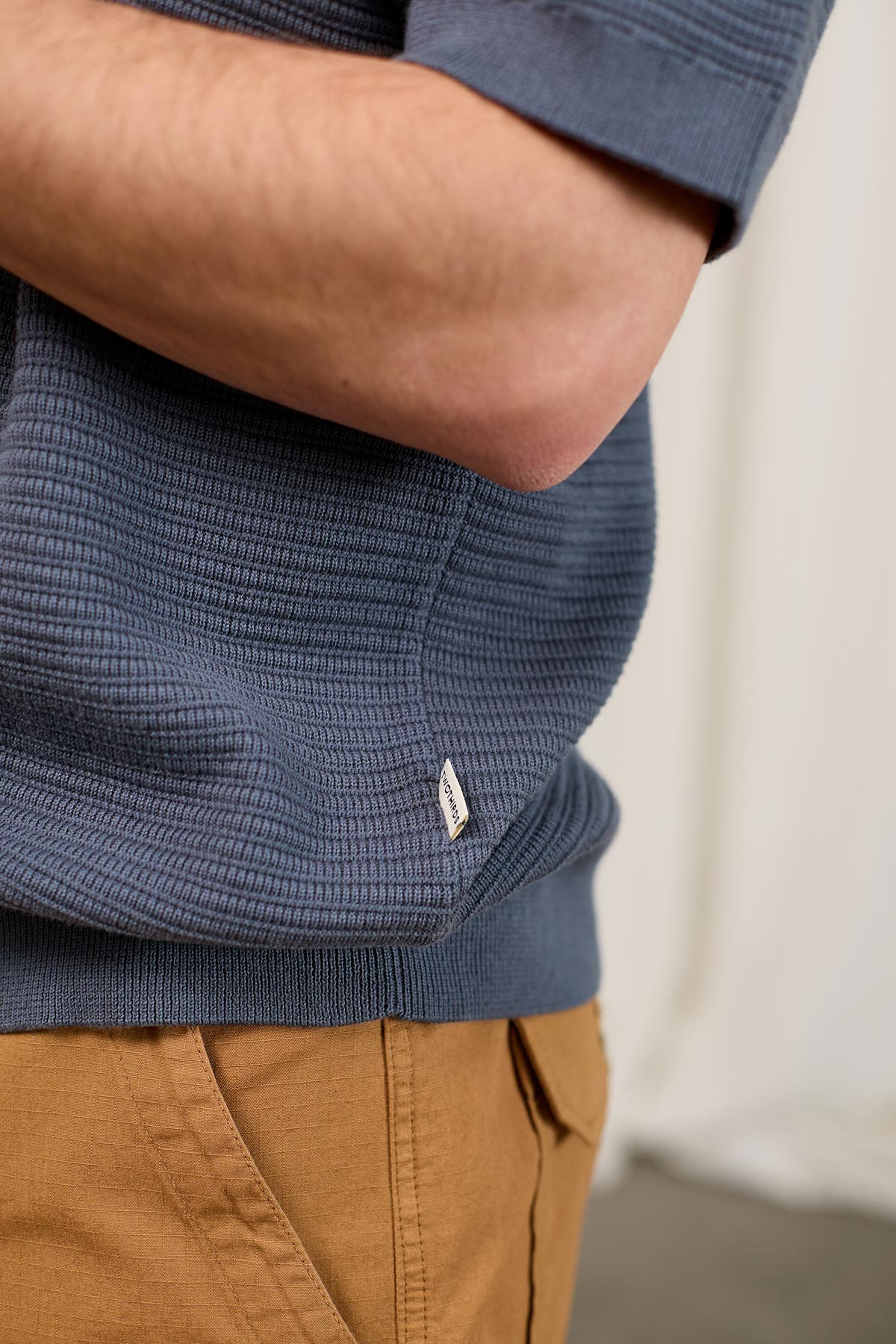 Polo en maille courte Coetivy de TwoThirds en gris pour hommes, vue détaillée sur le mannequin