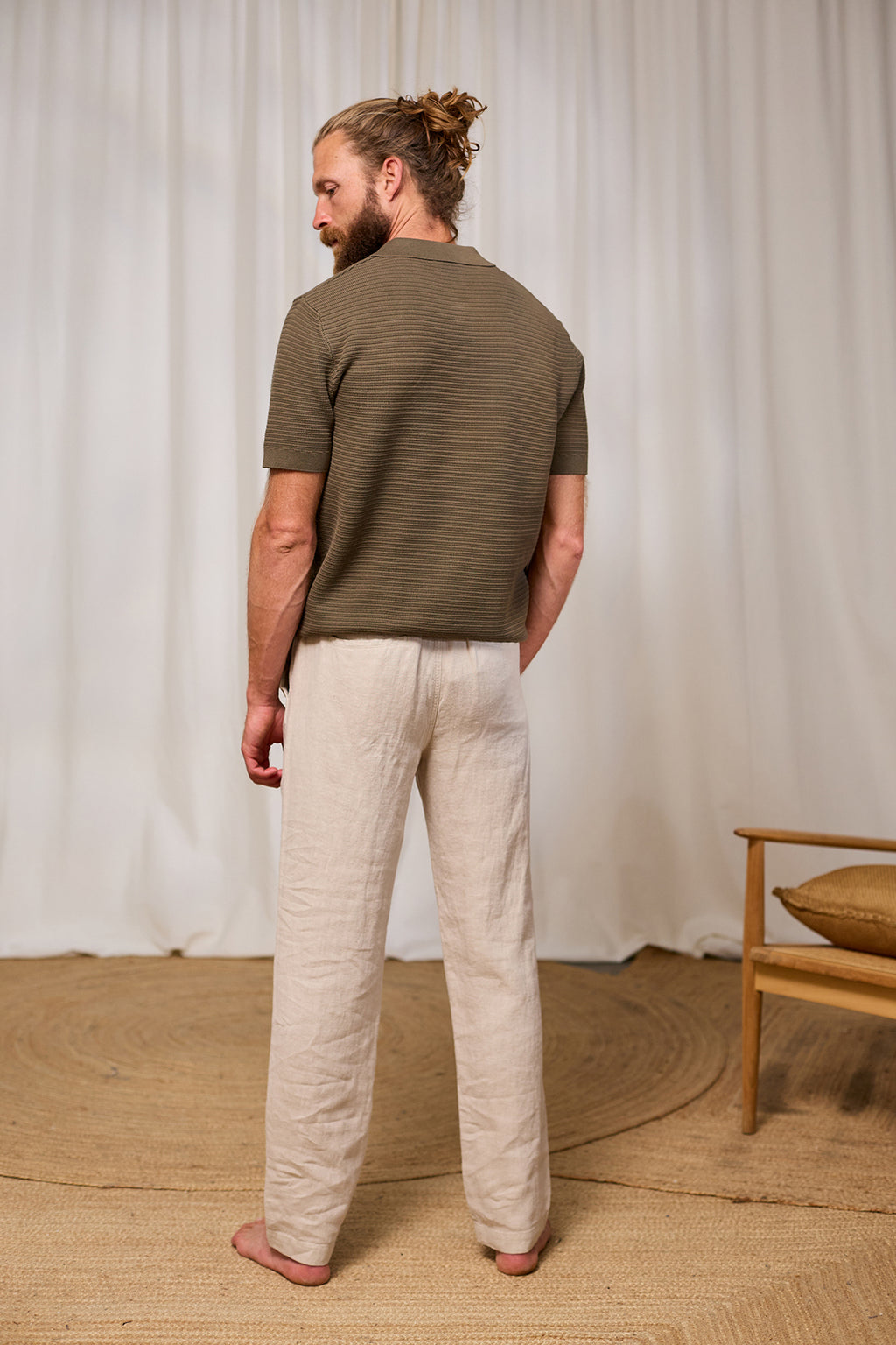 Polo en maille courte Coetivy de TwoThirds en kaki vert pour hommes, vue de dos sur le mannequin
