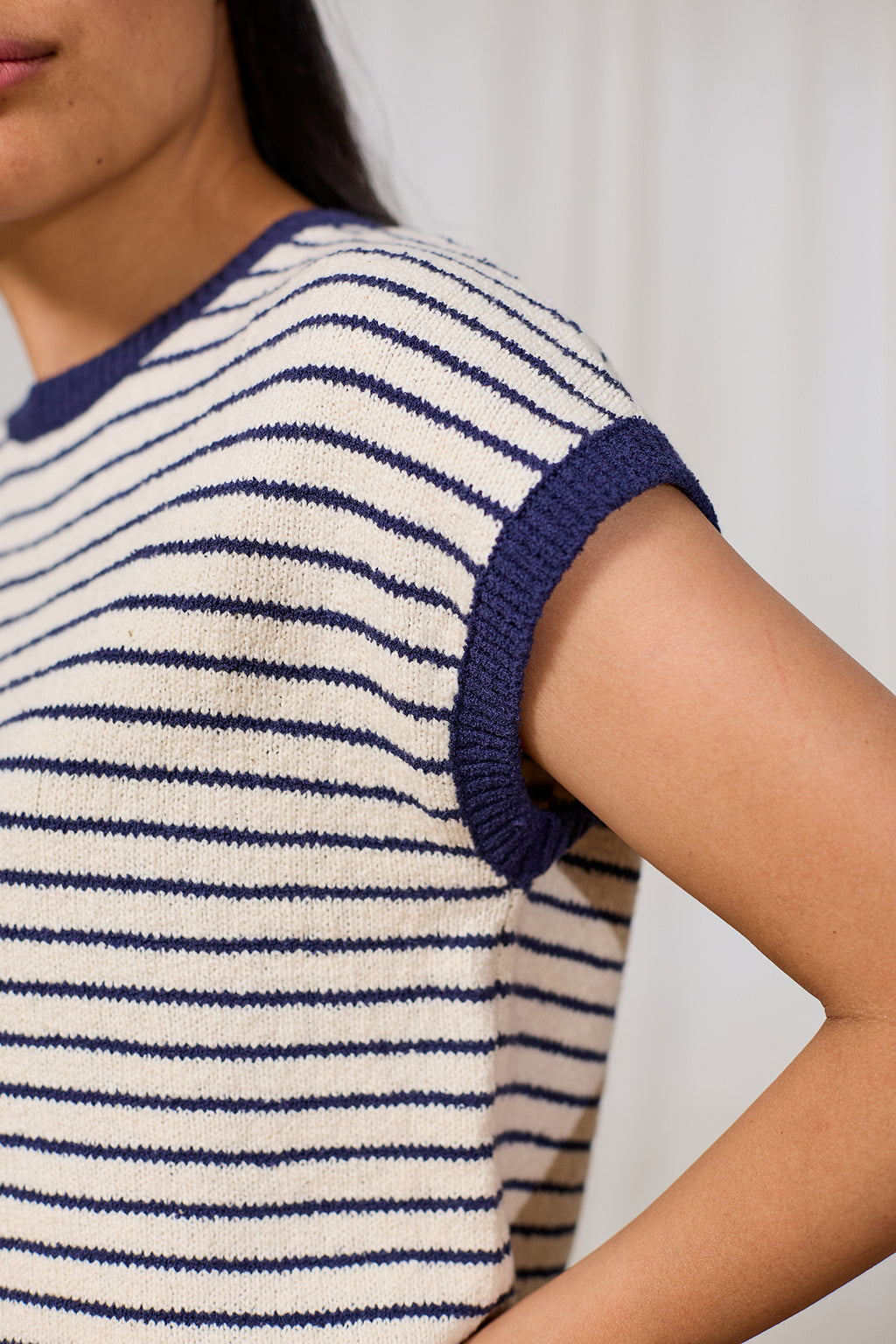 T-shirt en maille TwoThirds avec rayures blanches et bleues, à motifs, sans manches, boutons en bois dans le dos, vue détaillée de côté